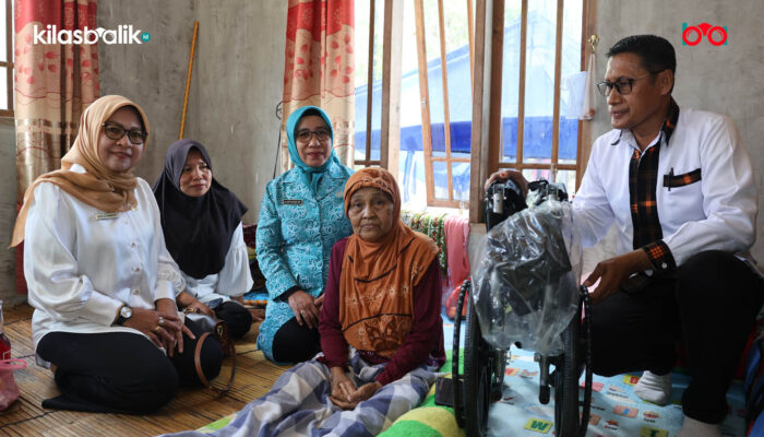 TP PKK Wakatobi Salurkan Kursi Roda untuk Warga Desa Kapota