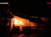 Diduga Dipicu Korsleting Listrik, 2 Kios di Pasar Sore Buton Terbakar