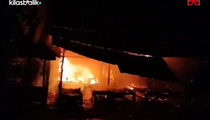Diduga Dipicu Korsleting Listrik, 2 Kios di Pasar Sore Buton Terbakar